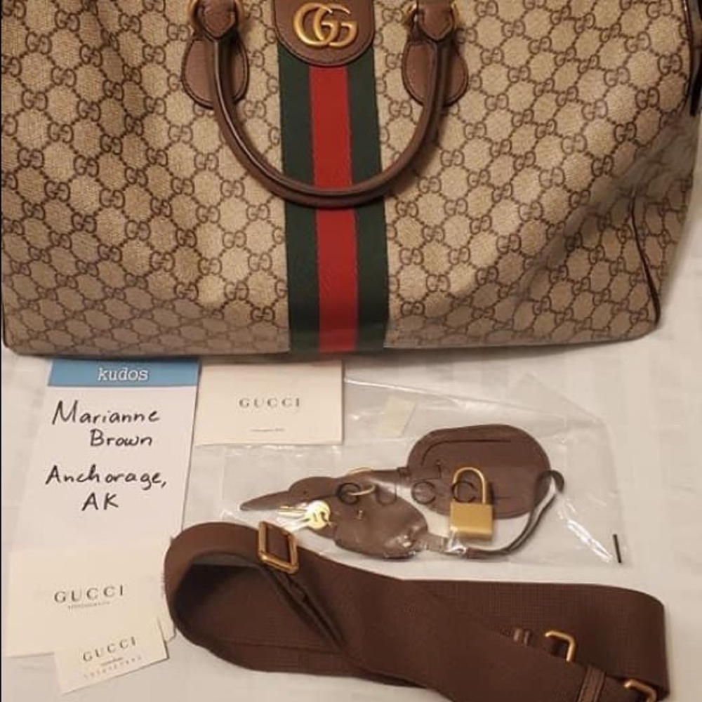 Mens Gucci duffel bag! Practically brand new. Used on one flight.